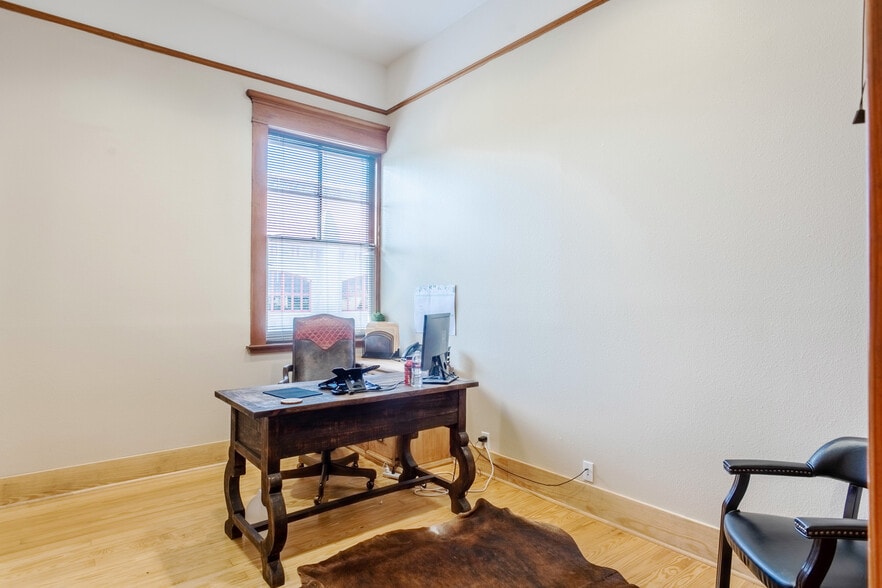 More Photos Of 131 E Exchange Ave, Fort Worth Office Residential For Lease
