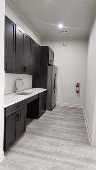 More Photos Of 1325 Main St, Katy Unknown For Lease