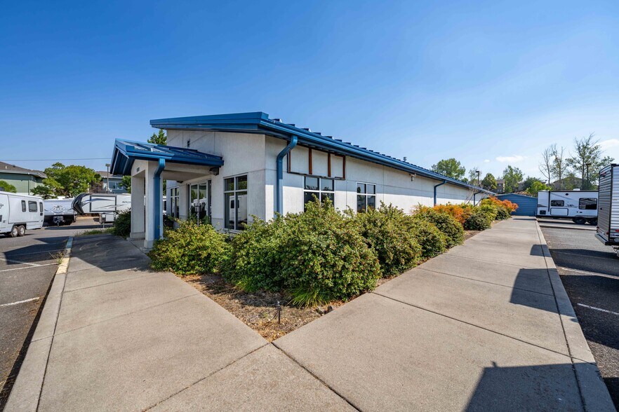 More Photos Of 3976 Crater Lake Ave, Medford Auto Dealership For Lease