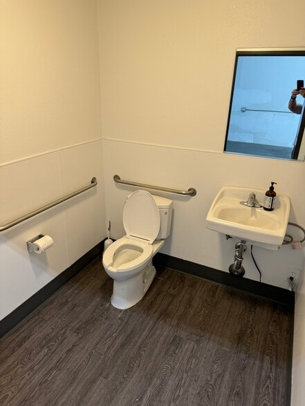 More Photos Of 1390 E Burnett St, Signal Hill Warehouse For Lease