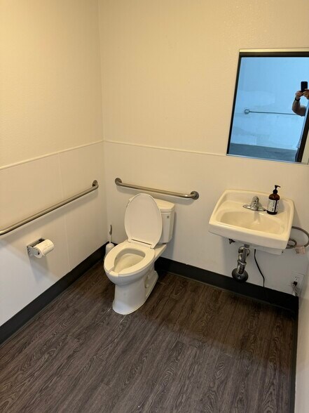 More Photos Of 1390 E Burnett St, Signal Hill Unknown For Lease