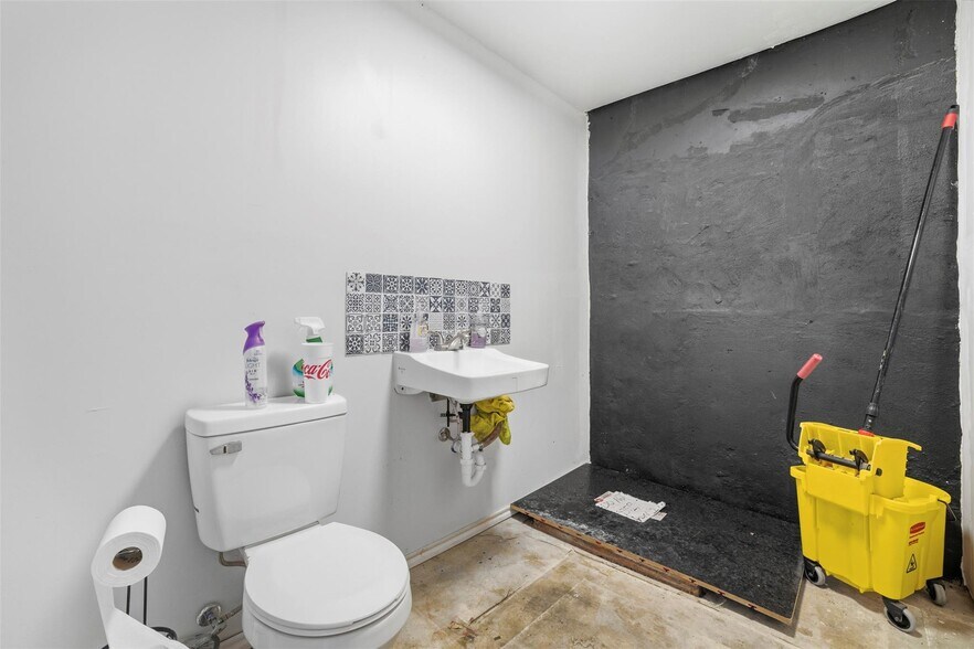 More Photos Of 923 Loop 332, Liberty Hill Storefront Retail Residential For Sale