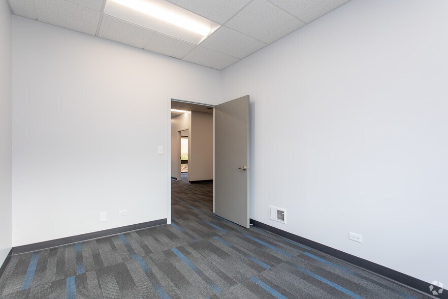 More Photos Of 666 Dundee Rd, Northbrook Unknown For Lease