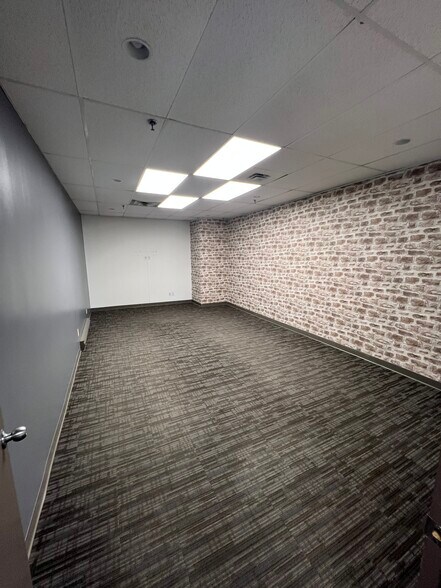 More Photos Of 643-675 Boul Curé-Labelle, Laval Storefront Retail Office For Lease