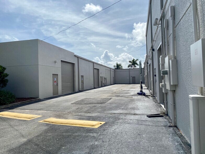 More Photos Of 5840 Corporate Way, West Palm Beach Flex For Lease