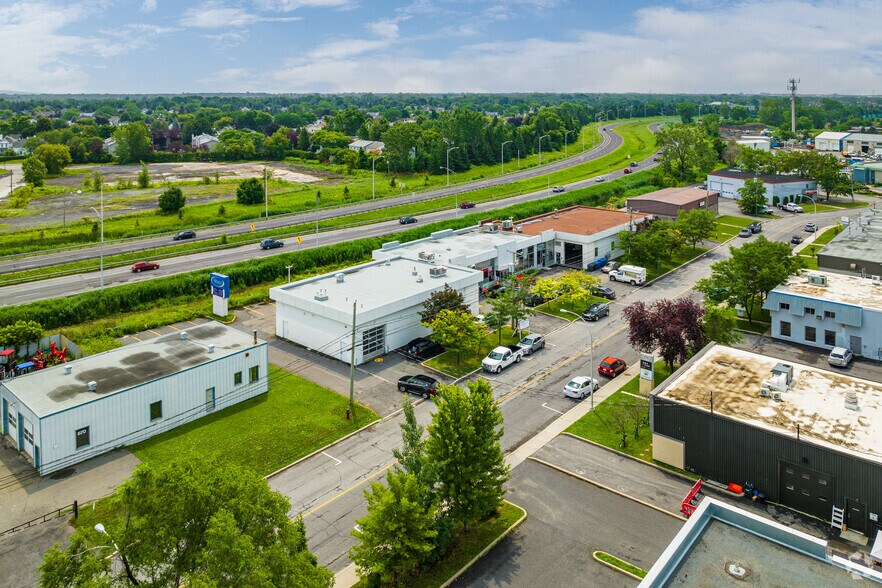 More Photos Of 666 Ch du Lac, Boucherville Auto Repair For Lease