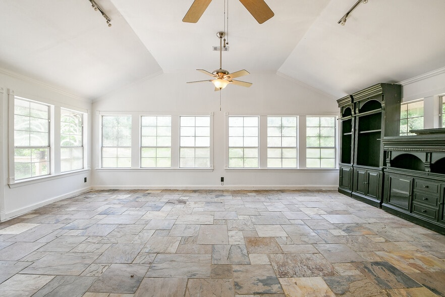 More Photos Of 33303 TX-249, Pinehurst Warehouse For Sale