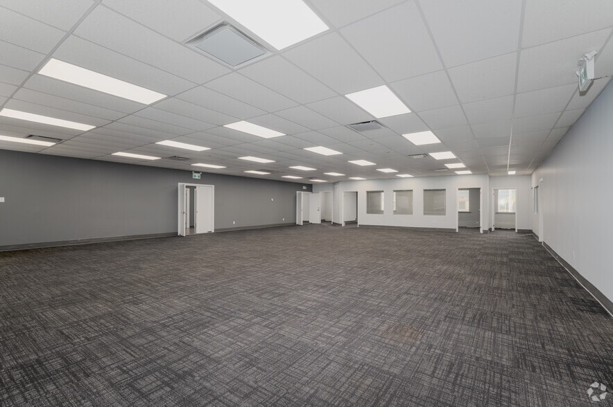 More Photos Of 340-390 Saskatoon St, London Showroom For Lease