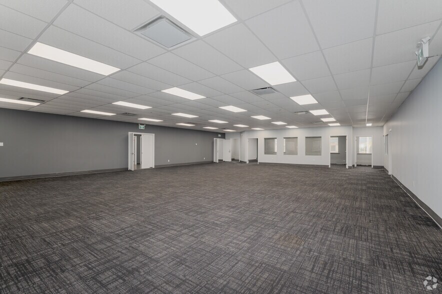More Photos Of 340 Saskatoon St, London Showroom For Lease