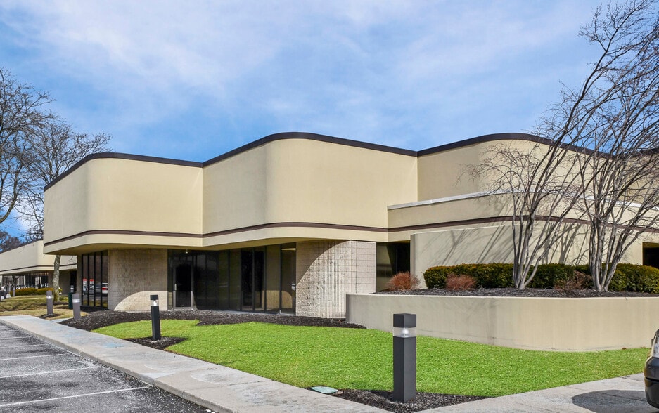 Primary Photo Of 220-222 E Campus View Blvd, Columbus Office Residential For Lease