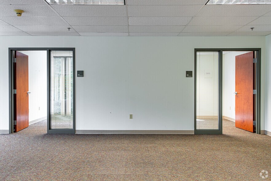 More Photos Of 4 Northeastern Blvd, Salem Office For Lease