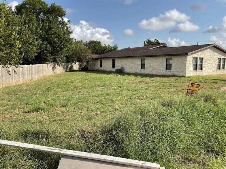 More Photos Of 208 E York St, Ganado Office For Sale