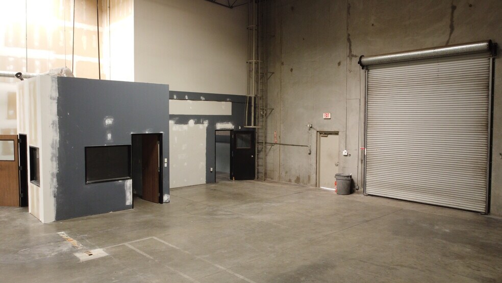 More Photos Of 21130 Centre Pointe Pky, Santa Clarita Warehouse For Lease