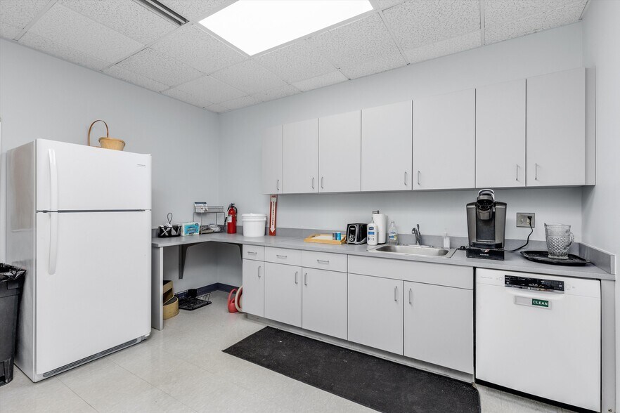More Photos Of 1450 W Long Lake Rd, Troy Office For Lease
