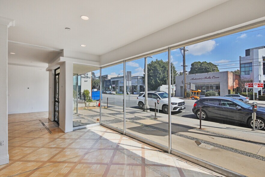More Photos Of 853-857 N La Cienega Blvd, West Hollywood Restaurant For Lease