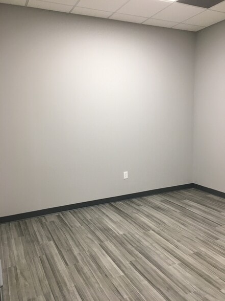 More Photos Of 123 Poplar Pointe Dr, Mooresville Flex For Lease