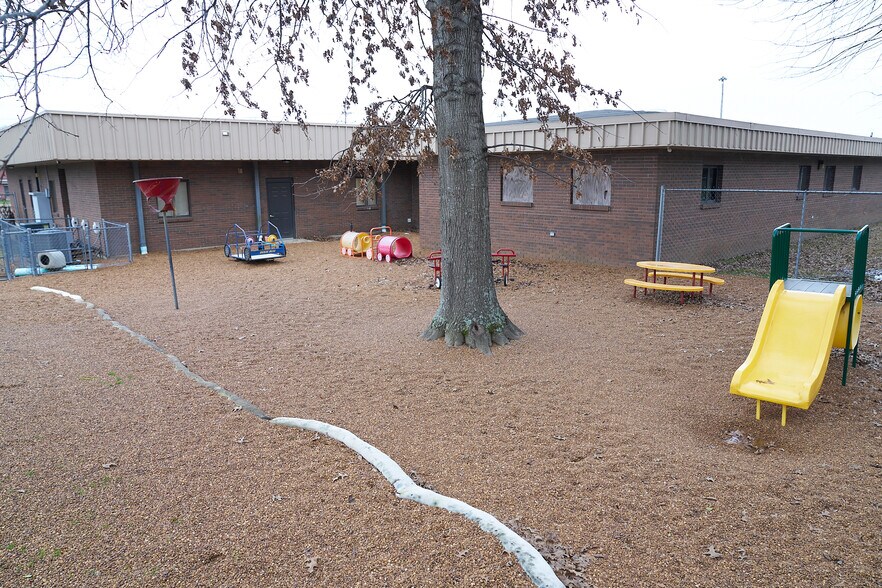 More Photos Of 309 S Scott St, Senatobia General Retail For Sale