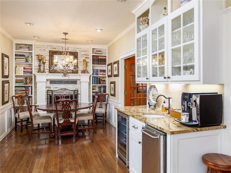 More Photos Of 915 E Cameron Ave, Rockdale Hotel For Sale