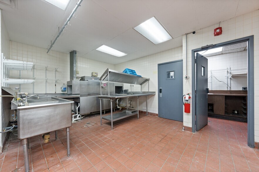 More Photos Of 1530 Cleveland Rd, Sandusky Hotel For Sale