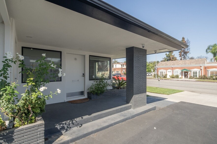 More Photos Of 10724 Riverside Dr, North Hollywood Medical For Lease