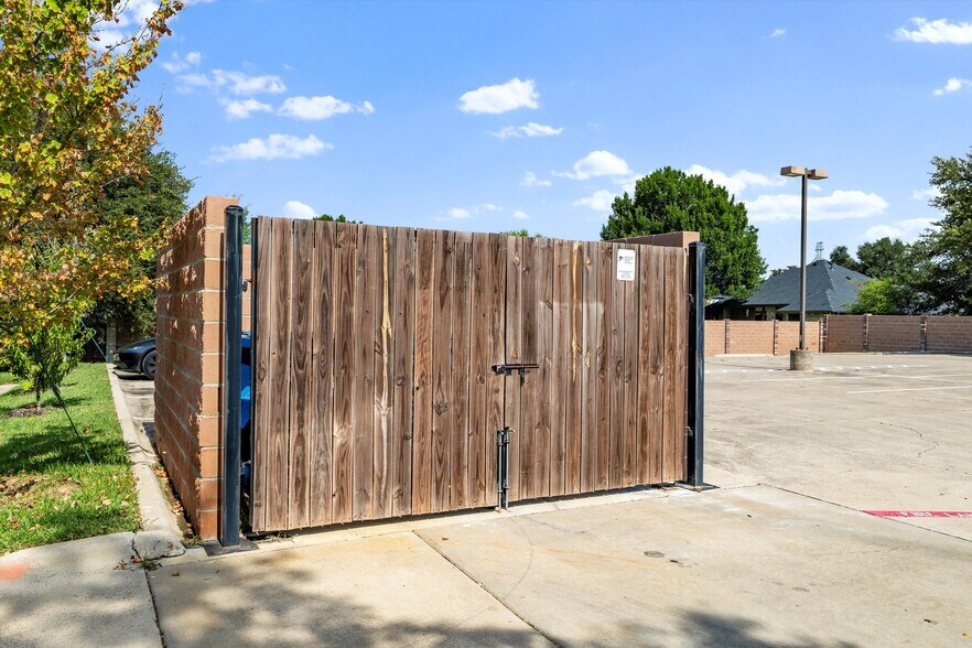 More Photos Of 450 W Harwood Rd, Hurst Freestanding For Sale