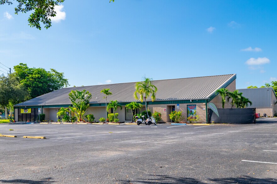 Primary Photo Of 2150 Collier Ave, Fort Myers Storefront Retail Office For Lease