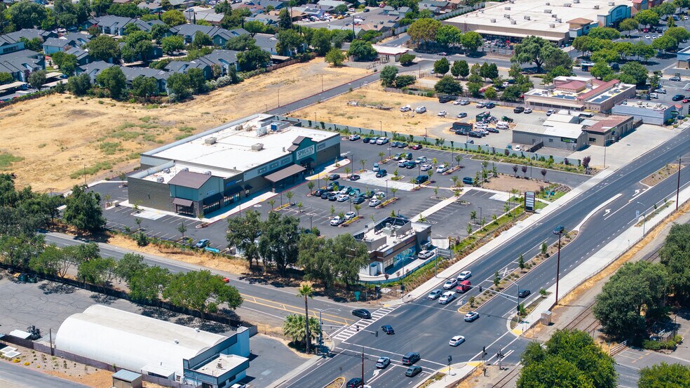 More Photos Of 1434-1454 E Main St, Woodland Unknown For Lease