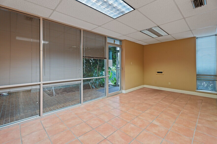 More Photos Of 3305 66th St, Lubbock Office For Sale