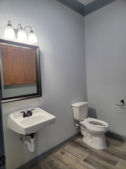 More Photos Of 15018 Lakefair Dr, Richmond Office For Lease