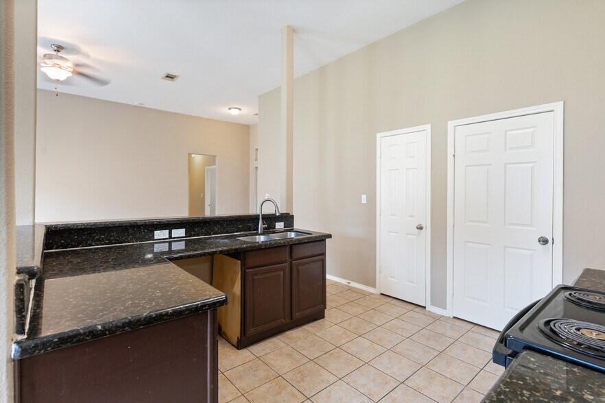 More Photos Of 9104 N Green River Dr, Houston Specialty For Sale