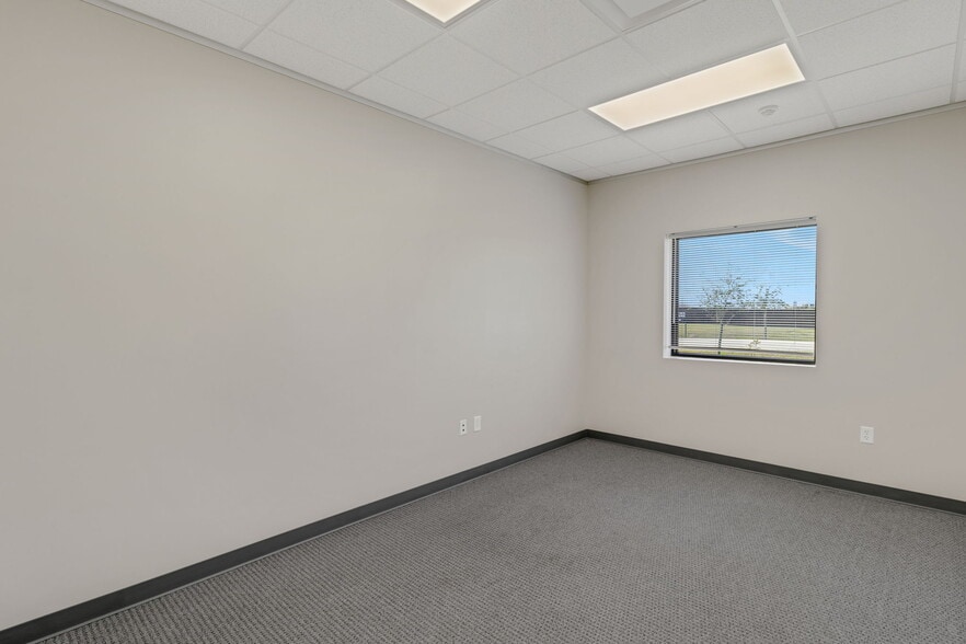 More Photos Of 8110 Parkside Ave, Baytown Warehouse For Sale