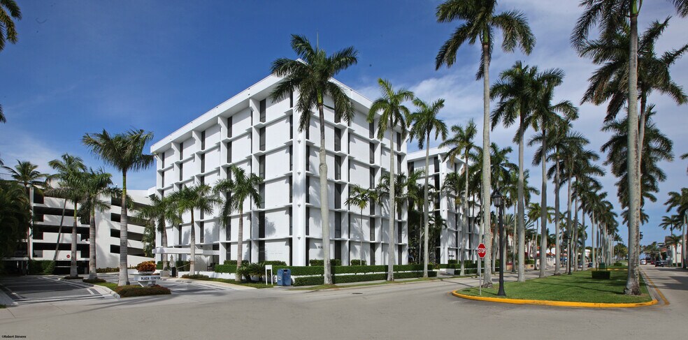 More Photos Of 251A Royal Palm Way, Palm Beach Parking Garage For Lease