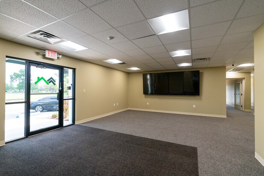 More Photos Of 12945 Seminole Blvd, Largo Unknown For Lease