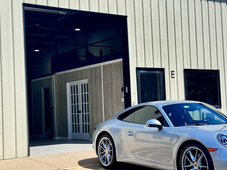 More Photos Of 517 N Lake Ave, Twin Lakes Showroom For Lease