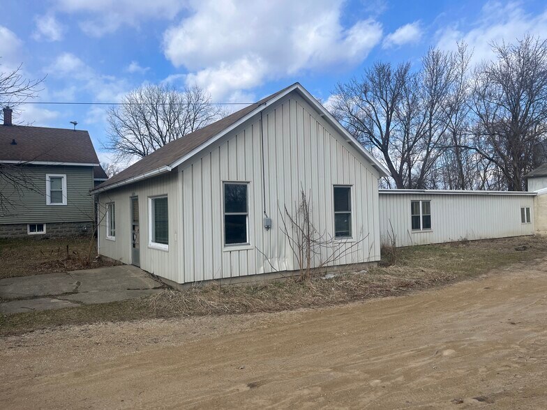 More Photos Of N3830 River Rd, Columbus Light Manufacturing For Sale