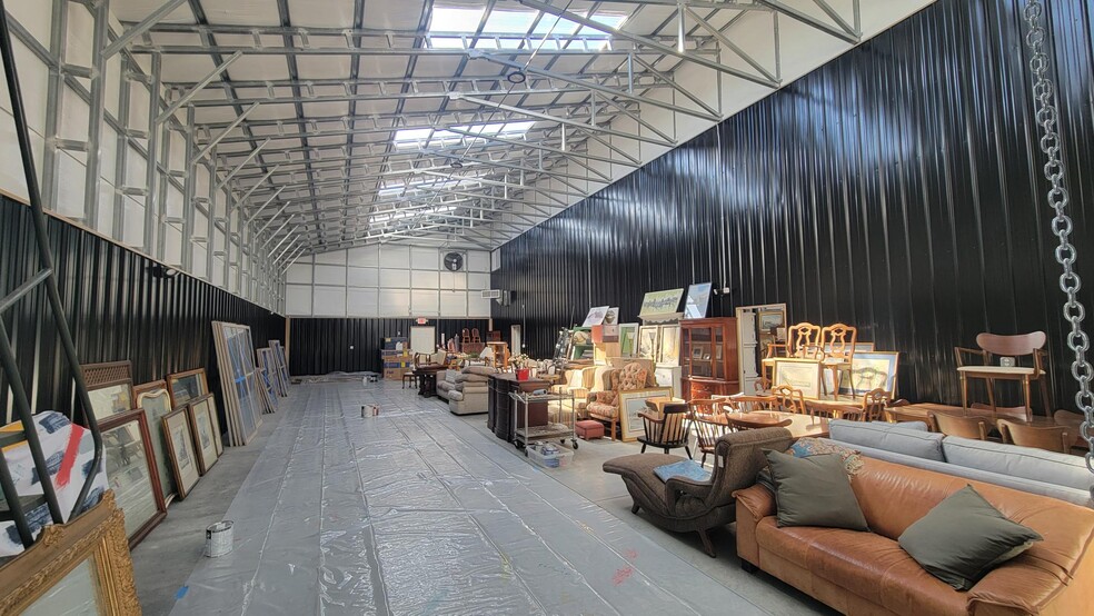 More Photos Of 207 Middle St, Greenwood Warehouse For Lease