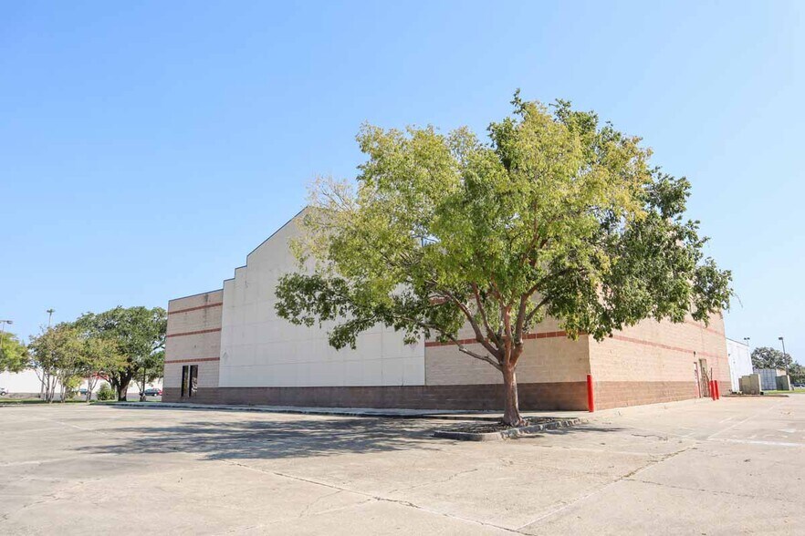 More Photos Of 8686 Florline Blvd, Baton Rouge Freestanding For Lease