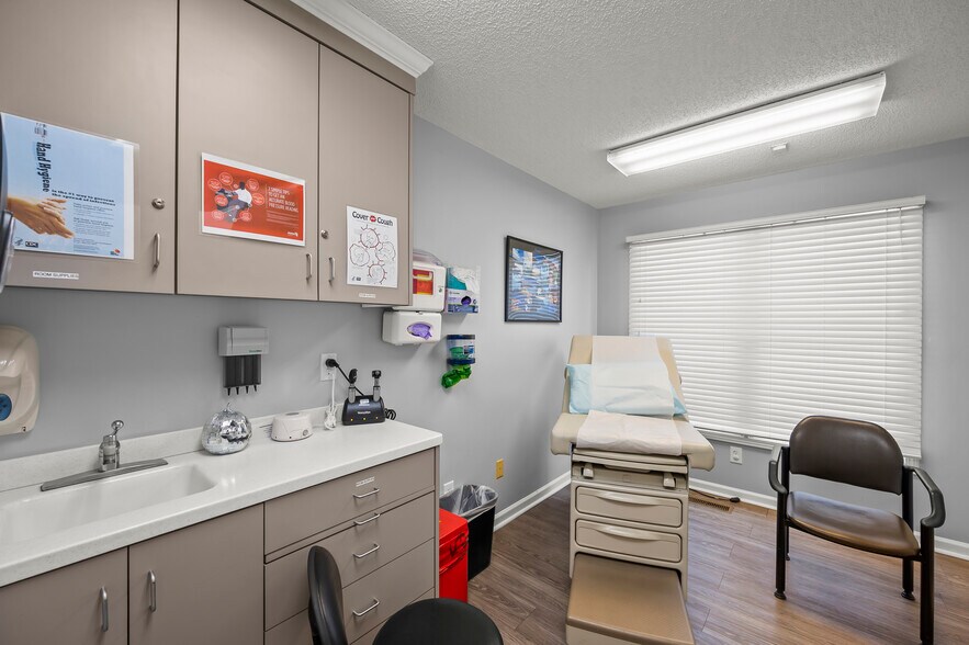 More Photos Of 1940 Briarwood Dr, Hickory Medical For Sale