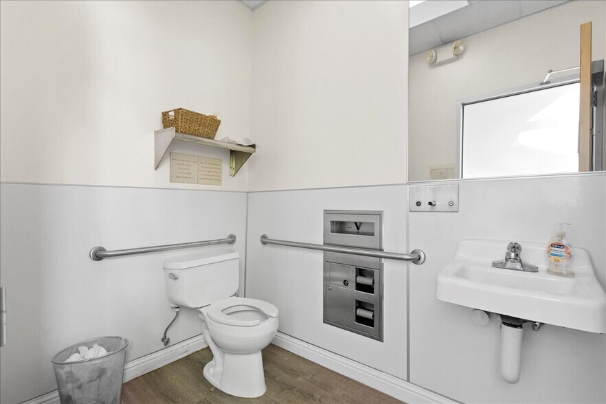 More Photos Of 482 W MacArthur Blvd, Oakland Medical For Sale