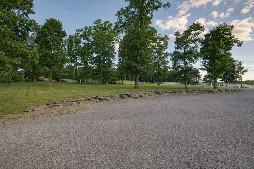 More Photos Of 2533 Highway 41A S, Shelbyville Showroom For Sale