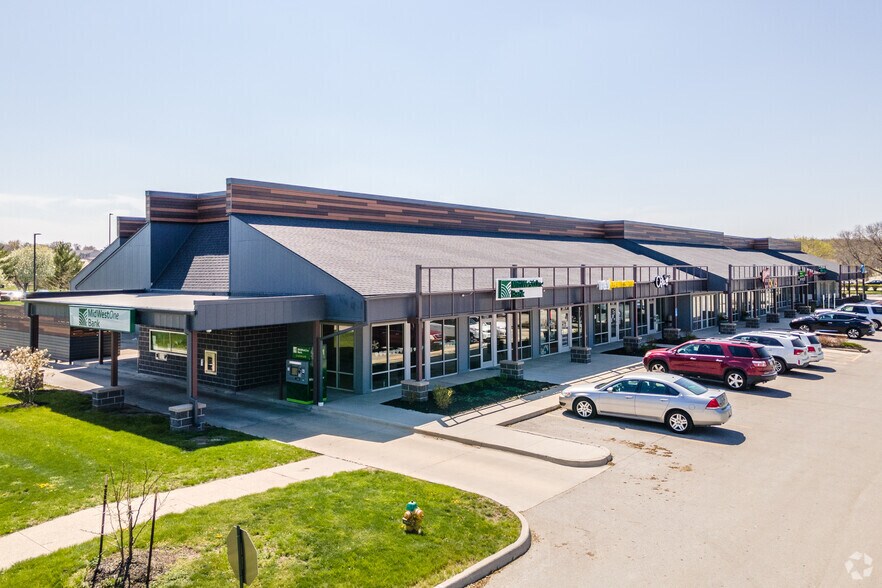 More Photos Of 7204-7246 University Ave, Windsor Heights Convenience Store For Lease