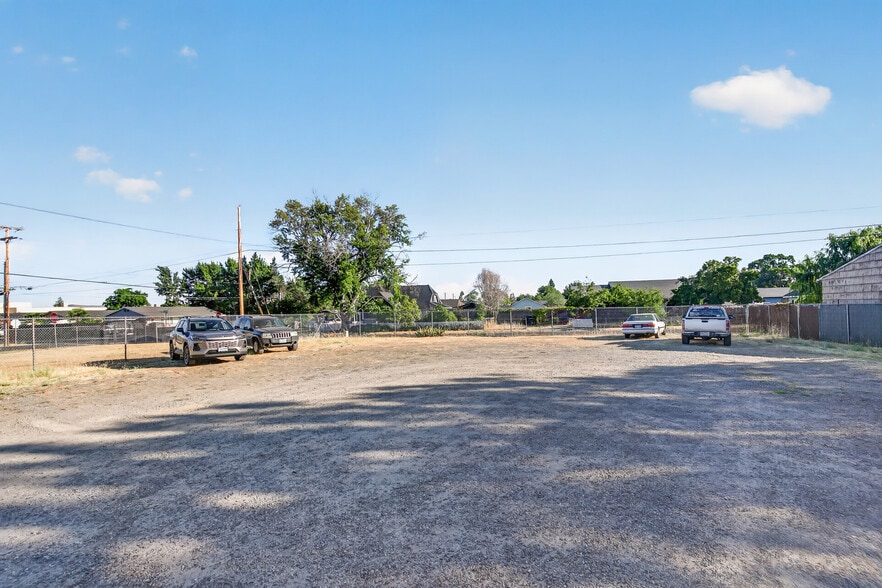 More Photos Of 2714 N Pacific Hwy, Medford Storefront Retail Office For Sale