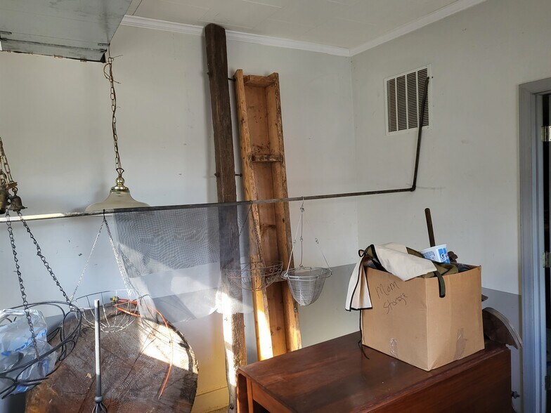 More Photos Of 212 S Broad St, Gastonia General Retail For Sale