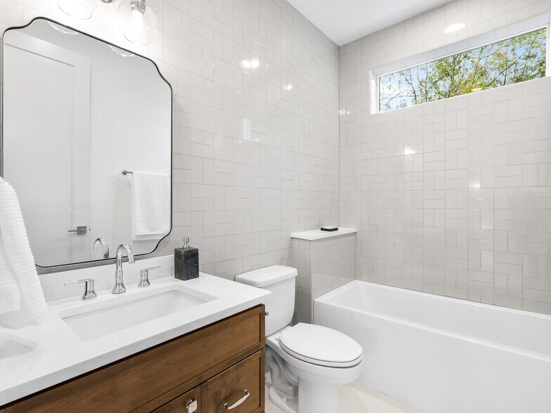 More Photos Of 2478 SE Lincoln St, Portland Multifamily For Sale