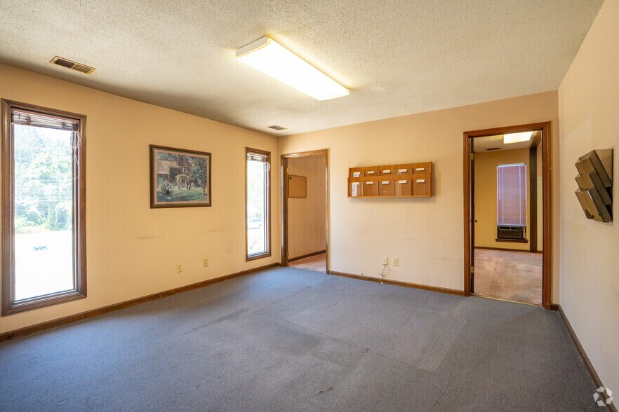 More Photos Of 1515 Huffman Rd, Center Point Unknown For Lease