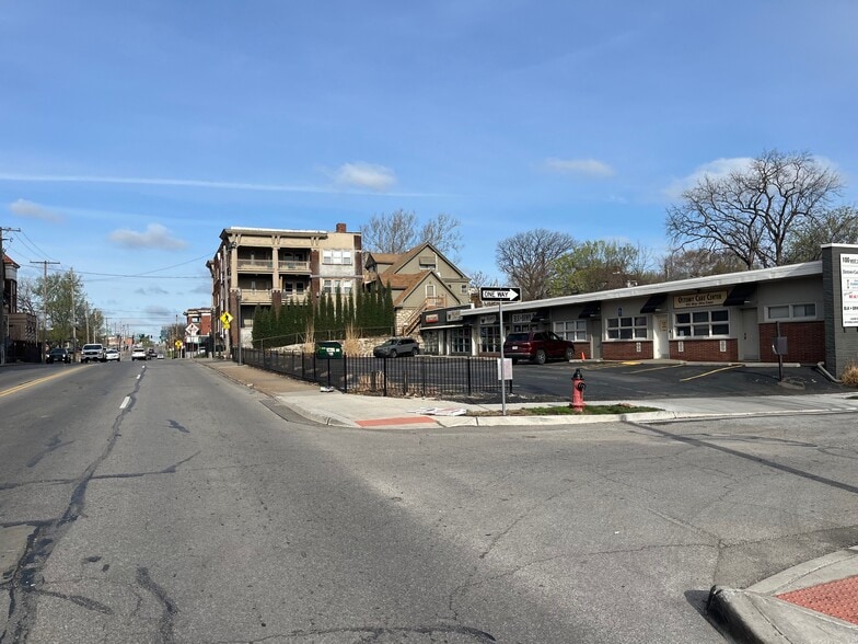 More Photos Of 100-108 W 39th St, Kansas City Storefront Retail Office For Lease