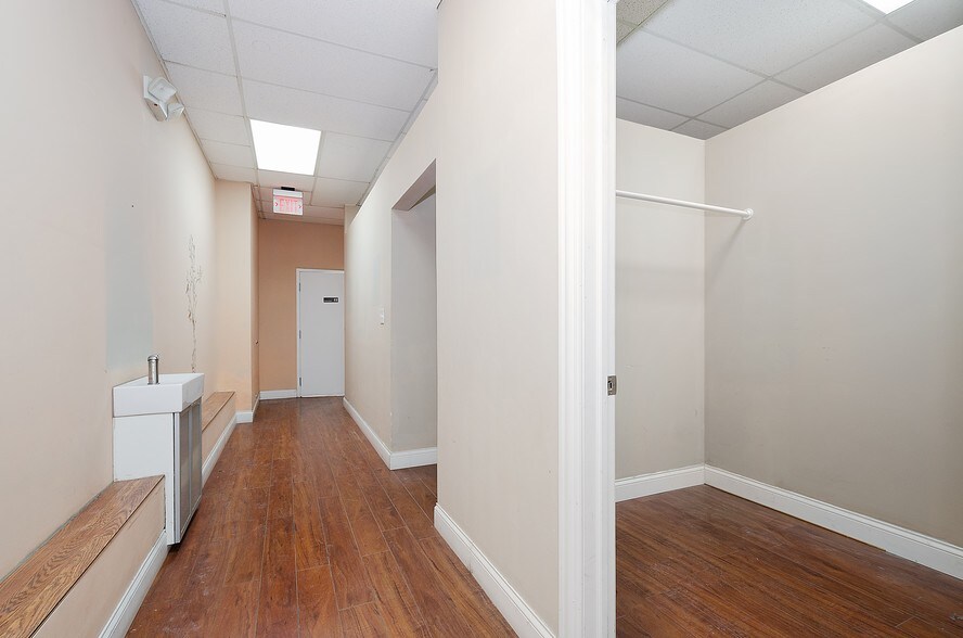 More Photos Of 9517-9519 N Milwaukee Ave, Niles Unknown For Lease