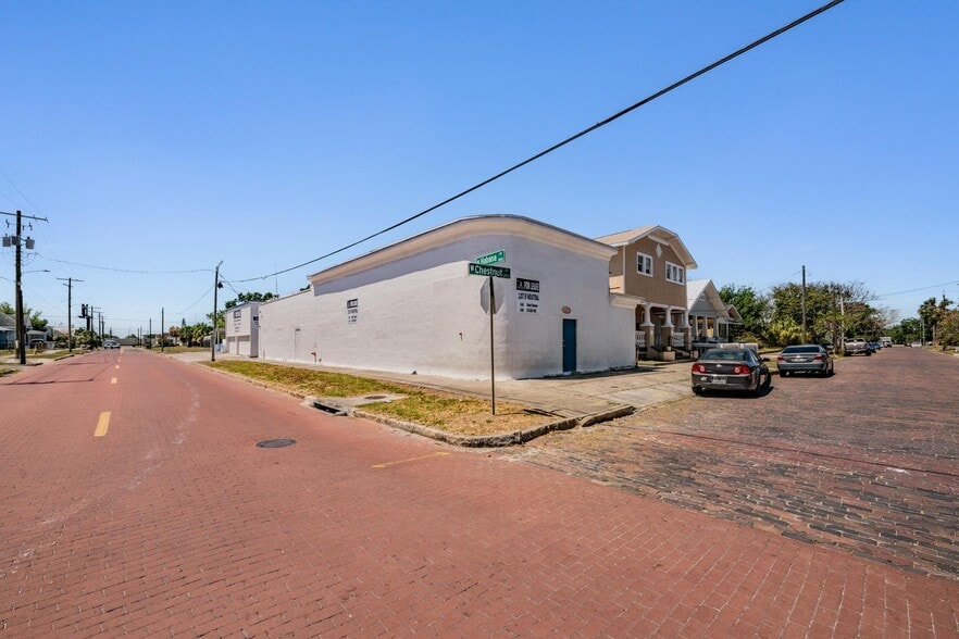 More Photos Of 2902 W Chestnut St, Tampa Industrial For Lease