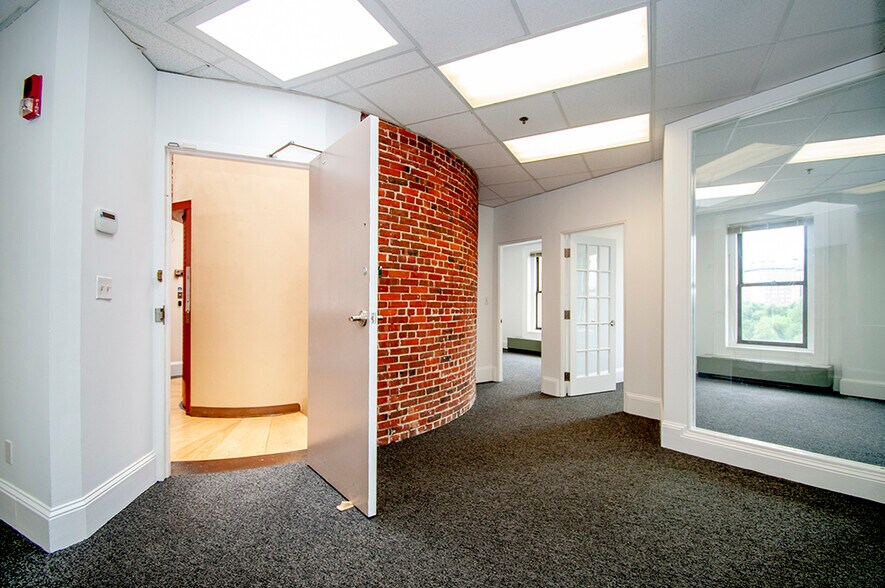 More Photos Of 2 Park Plz, Boston Office For Lease