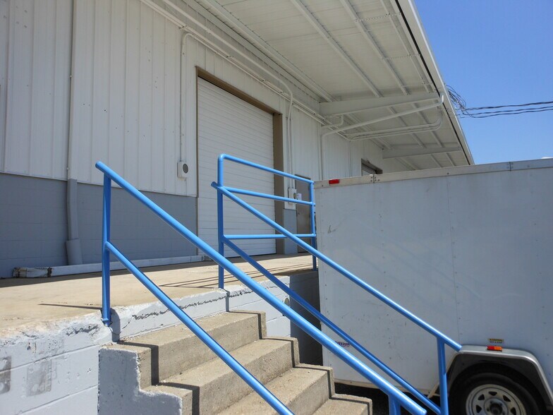 More Photos Of 572-2 Appleyard Dr, Tallahassee Warehouse For Lease